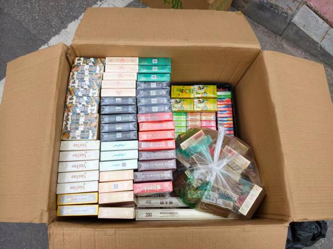 男子连夜蚂蚁搬家式盗走近200条香烟