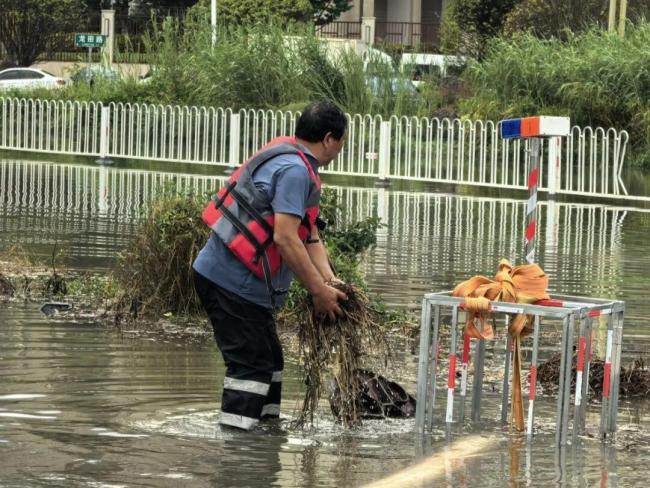 昆明呈贡遭遇强降雨 多部门连夜抢排 全力保障群众出行安全