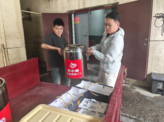 兰州小伙医院门口派送爱心餐 温暖传递金城