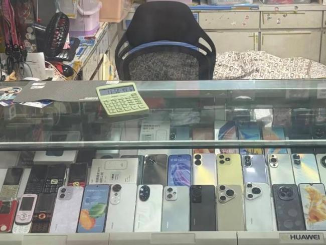 消费者开始给旧手机花式续命 捂紧钱包应对涨价潮