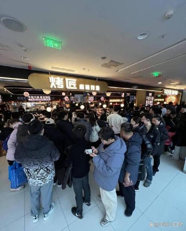 FIVEGUYS北京店排队超百米