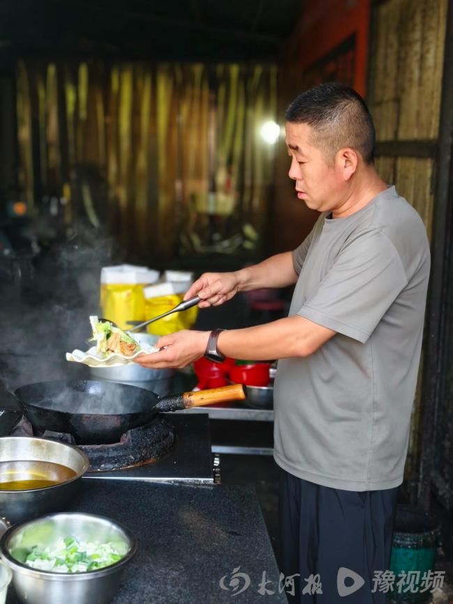 刘雨鑫探店再带火周口“无名地锅鸡” 千万级美食博主打卡宝藏小店