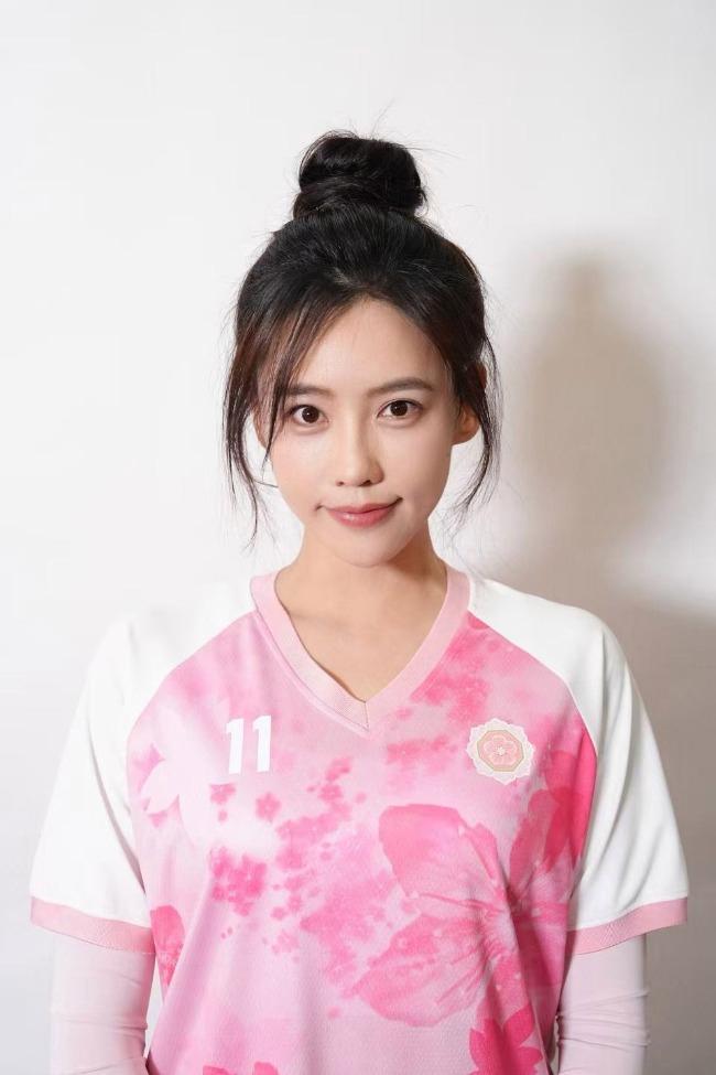 周杰伦广告女主角变身功夫女足撒娇精