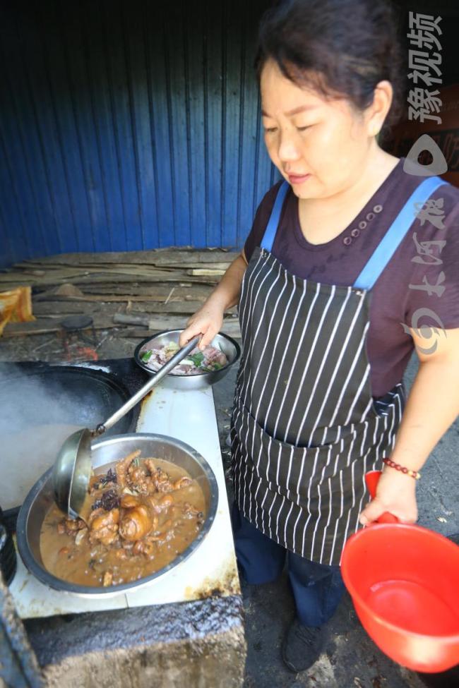 刘雨鑫探店再带火周口“无名地锅鸡” 千万级美食博主打卡宝藏小店