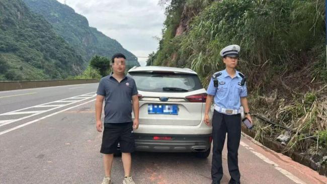 司机飞车溅湿路人被罚网友直呼解气 较真市民报警维权