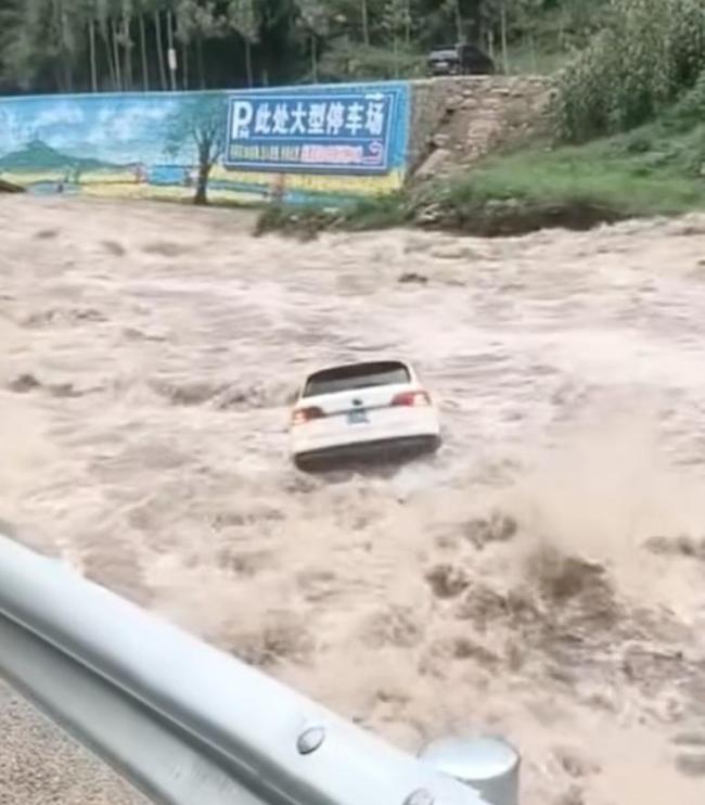 突发暴雨致山洪 212名受困游客被营救 救援人员连夜奋战