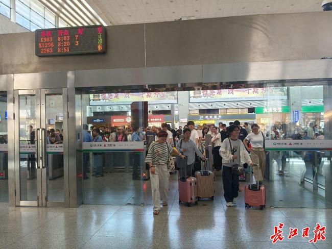 暑运绿皮车座无虚席过道都是人