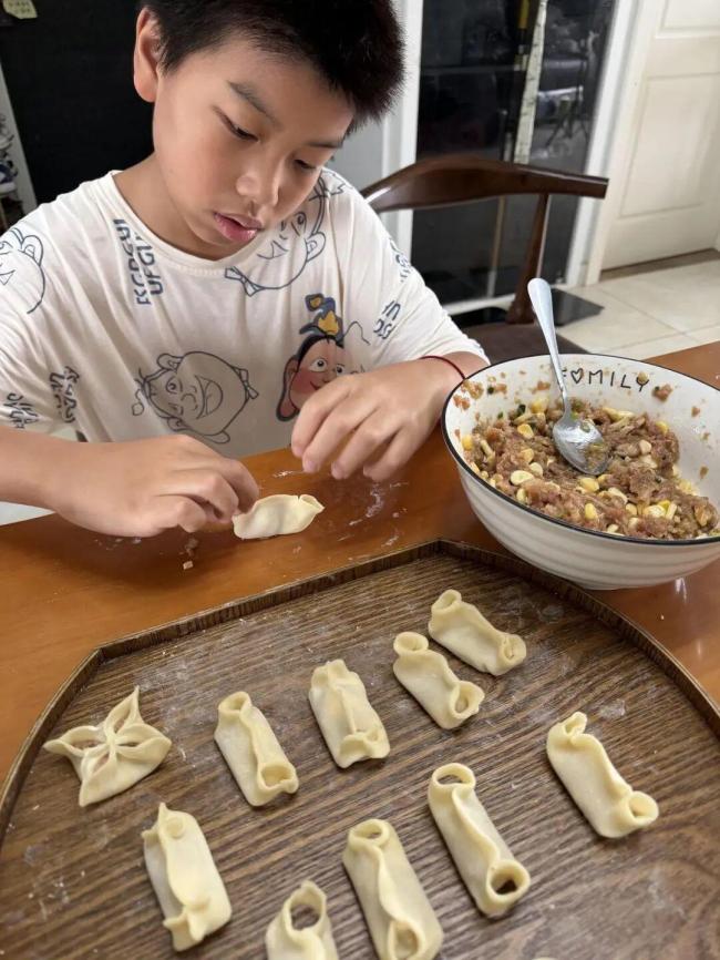 回到家饭菜已上桌 掌勺的是放假的娃 少年掌勺用心琢磨