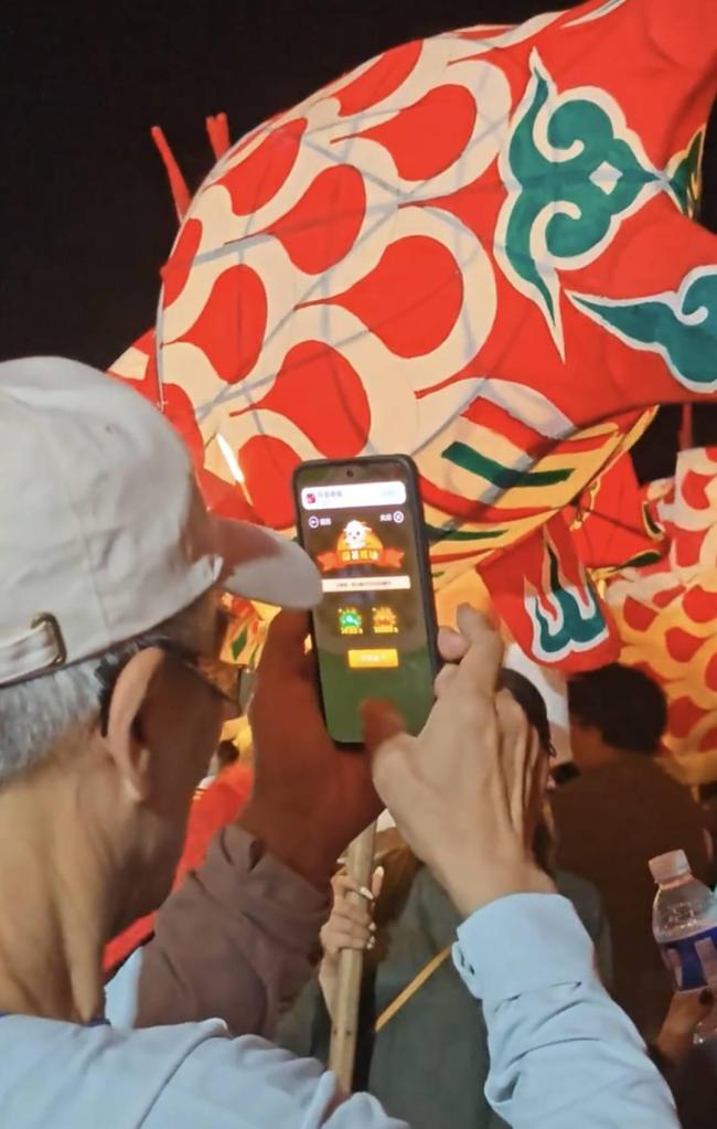 媒体评大爷拍鱼灯被“困”在广告里