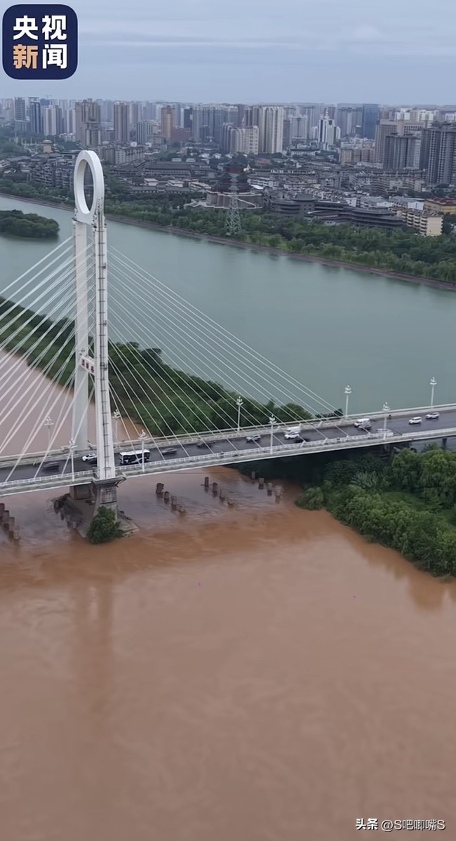 雨后咸阳出现天然“鸳鸯锅”