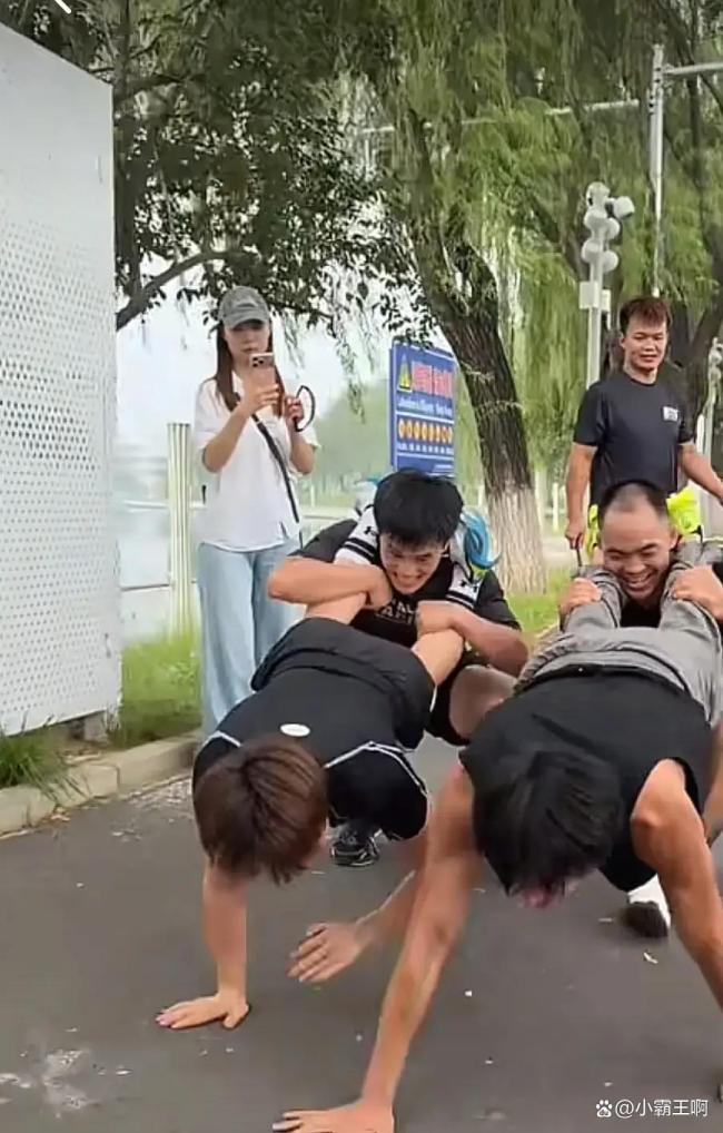 花小龙被张伟丽“练服了”