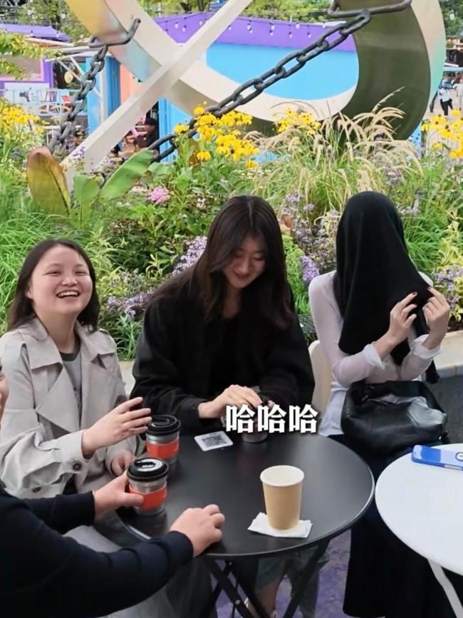 李亚鹏云南咖啡店开业 家人齐聚温馨开业日
