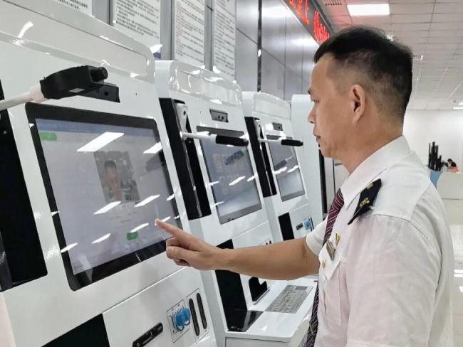 时速不到30公里 这里的复兴号为何慢 地勤司机的特殊坚守