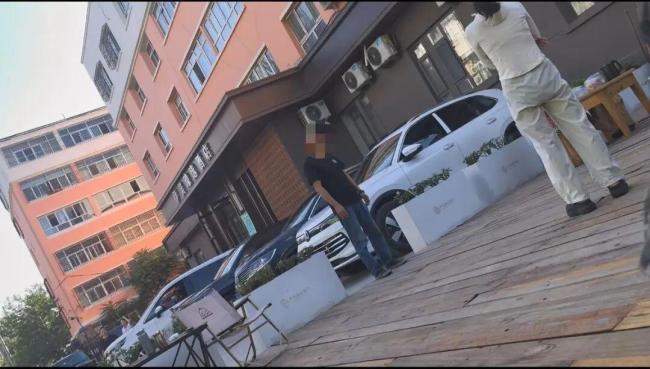 睡自己车被酒店收住宿费