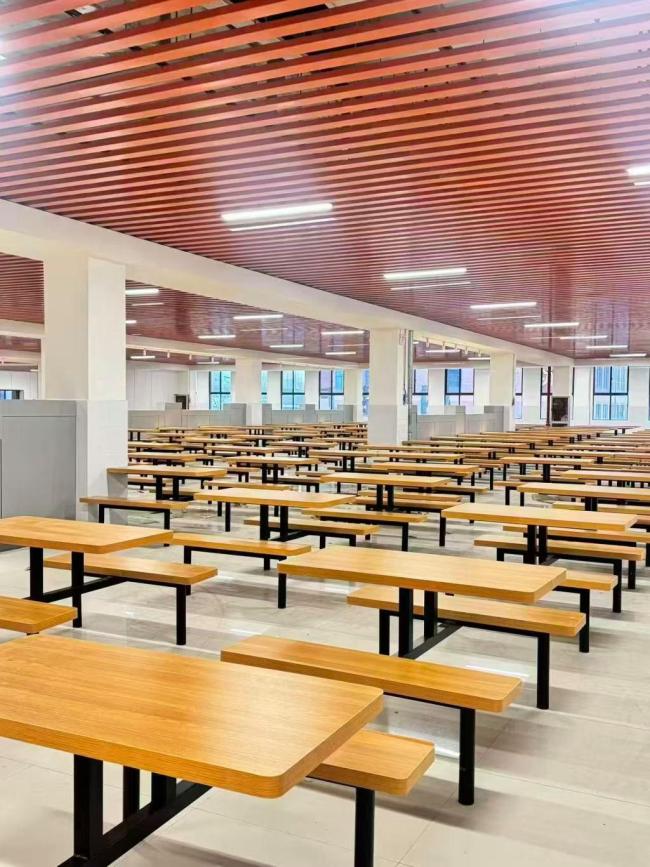 公职人员回应被举报在学校开餐厅超市 称只是帮忙装修