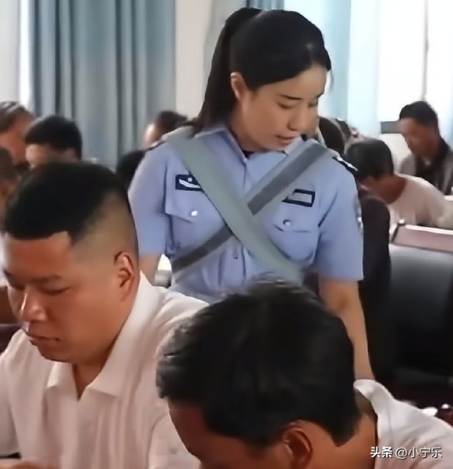 女警接过婴儿让妈妈安心赴考 温柔守护获赞