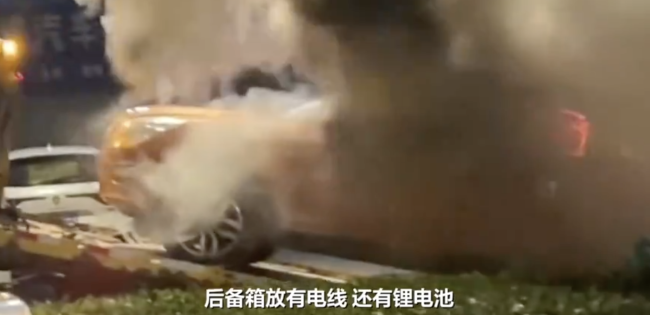 湖北一私家车在拖车上起火:后备箱放有电池电线