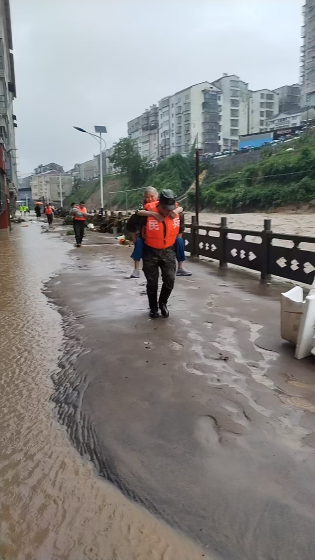湖北宜昌民兵全力投入抢险救灾 昼夜奋战守护家园