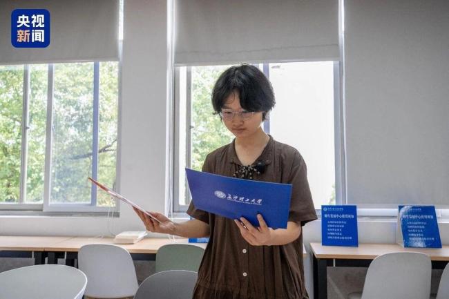 白血病女孩战胜病魔后考上大学：便迫不及待来到医院“报喜”