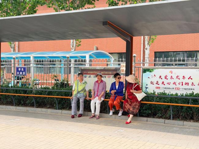 小学门口一根杆长椅被喊话全国推广 市民点赞便民设施