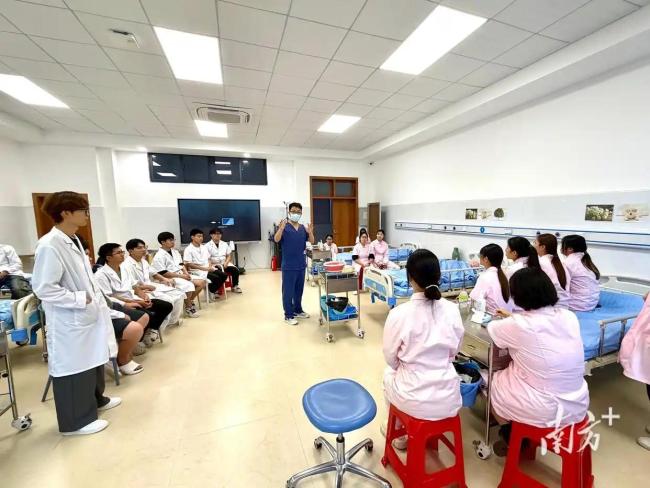 为何年轻人不愿学医了 医疗职业的挑战与考量