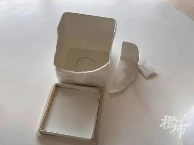 酒店称摔坏纸巾盒是骨瓷品 千元赔偿引发争议