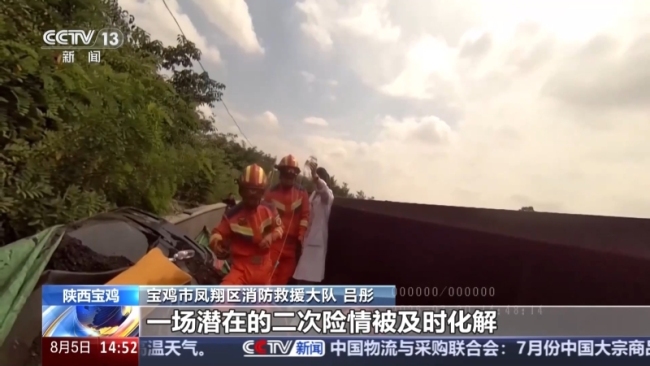 运煤车侧翻压倒对向轿车 军人挺身救人