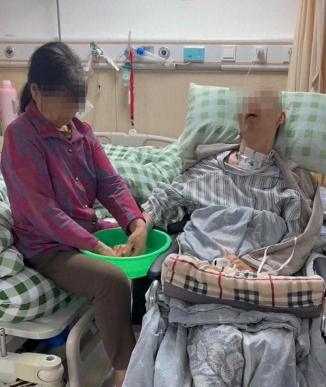 男子将外卖员砍成植物人获刑8年