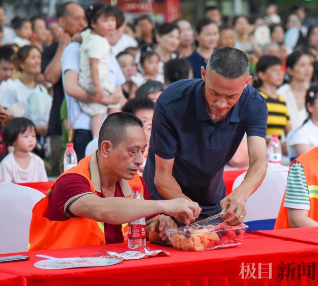 晚会现场 环卫工人坐到主席位 致敬城市美容师