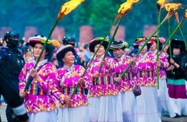 来云南丽江解锁火把节最燃打开方式 感受600℃的滚烫热情