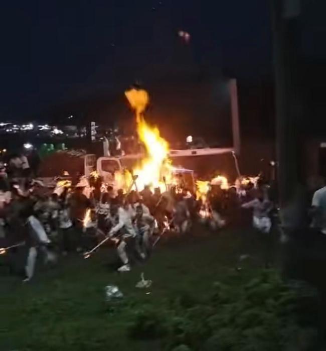 火把节意外致16人灼伤:人群尖叫逃散 可燃液体桶倾倒引发