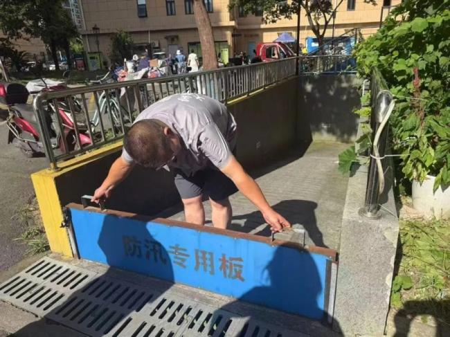 台风天快递外卖小哥化身移动安全员 风雨中的温情守护