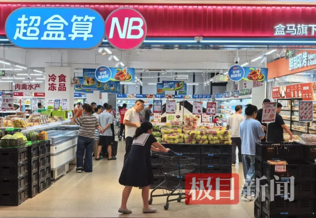 台风将至有超市叶菜肉3小时售罄 市民抢购生活物资