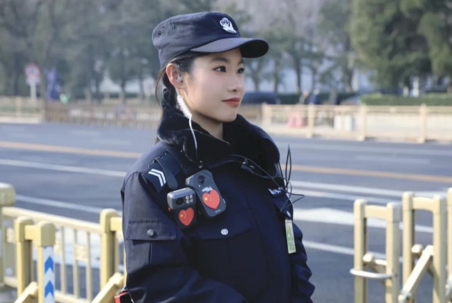 北京民警雨中为伤者撑伞 暴雨中的温暖守护