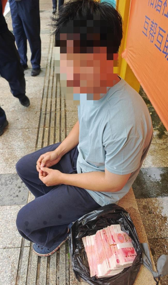 男子给骗子送钱 民警火速拦截 警银联动防骗成功