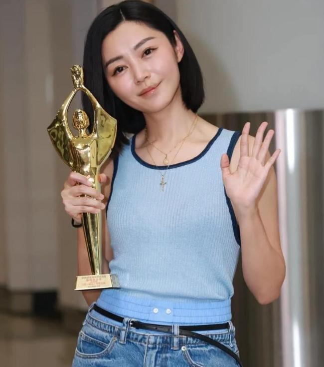 卫诗雅接住了扮装也接住了奖杯 演技与致力的双重认同