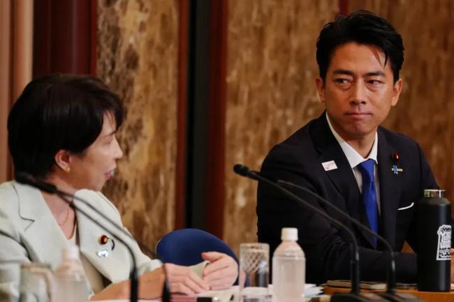 日本防相小泉进次郎参拜靖国神社 自民党高层首次集体参拜