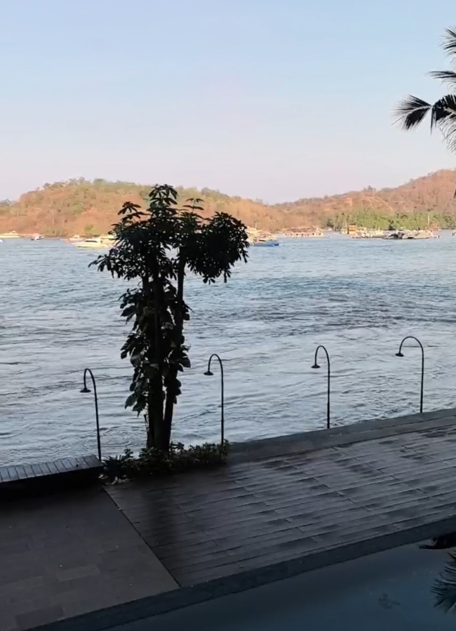 中国游客亲历印尼强震头撞墙出血 地震引发海面漩涡船只侧翻