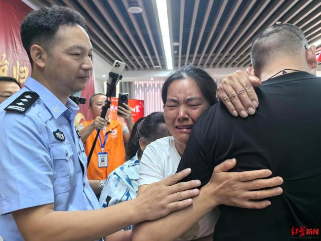婴儿在姑姑家失踪 36年后找到家人 团圆时刻分发喜糖