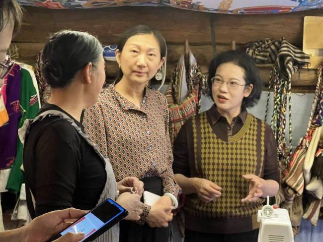 妇联赋能让摩梭指尖非遗闯市场 古老技艺焕发新生