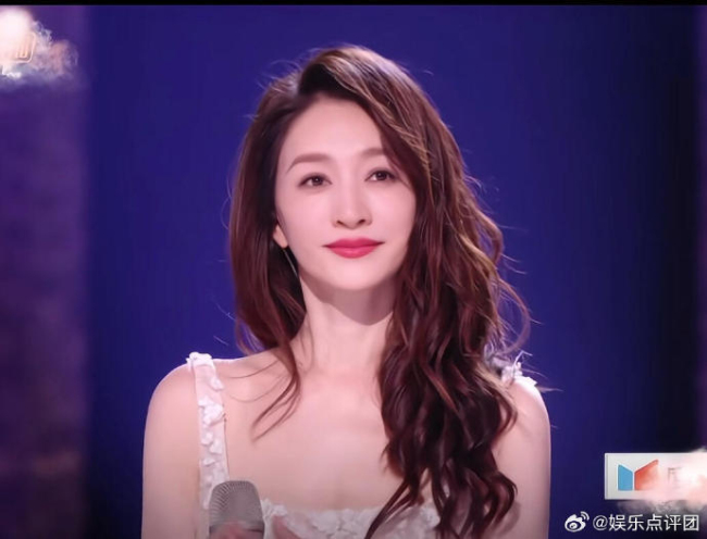 唐艺昕录节目很自然盘在李小冉身上 胆小反应引热议