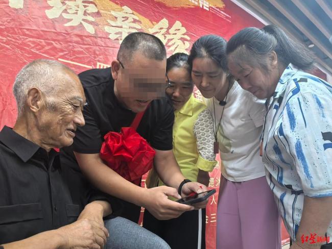 婴儿在姑姑家失踪 36年后找到家人 团圆时刻分发喜糖