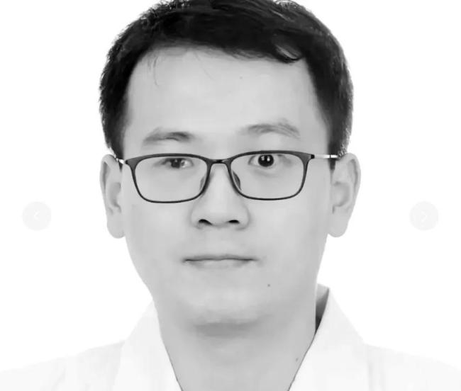 39岁知名儿科医生去世 市民献花送别
