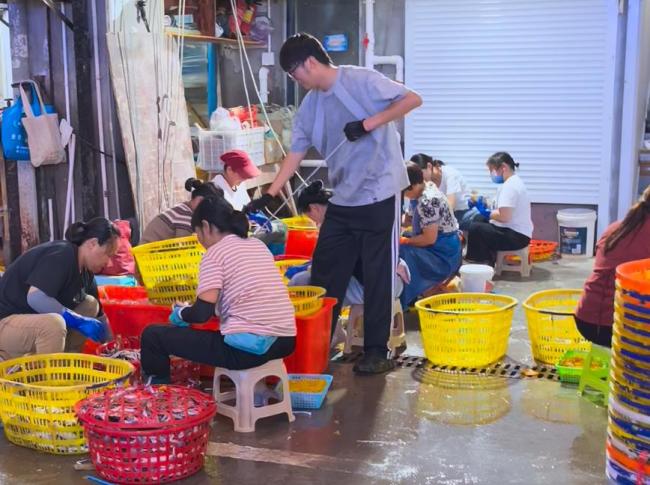 扎蟹女工两三秒制服梭子蟹 码头上的快手