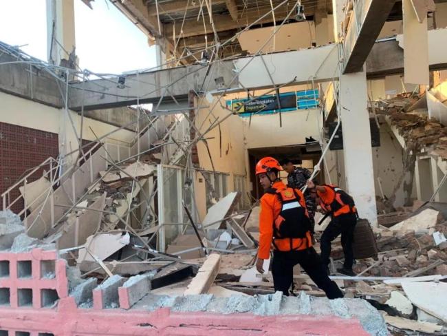游客亲历印尼强震：酒店墙体震穿大洞 地震瞬间摧毁假日宁静