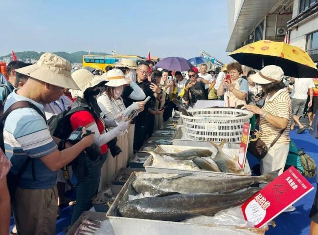 开渔后的第一波生猛海鲜已到广州 阳江鱼王3.8万元拍出
