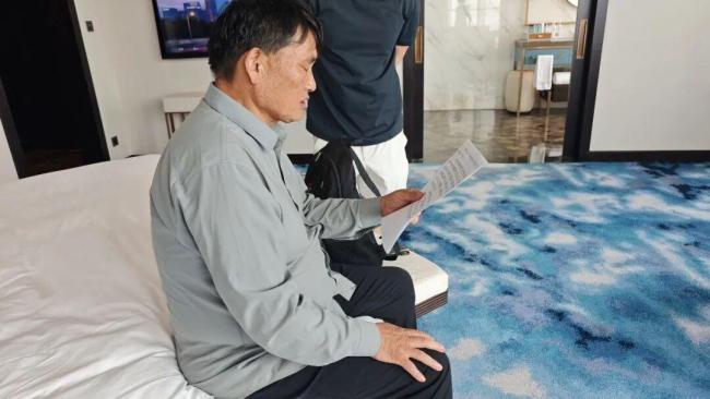 大衣哥商单已排到年底 58岁再度翻红