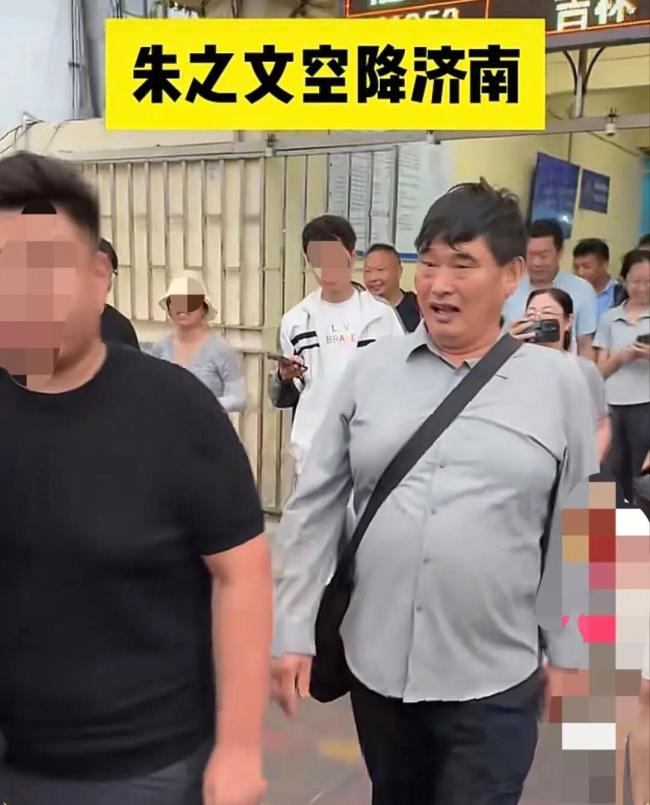 大衣哥商单已排到年底 58岁再度翻红