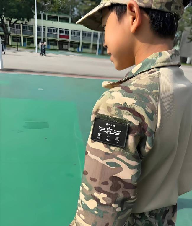 霍启刚郭晶晶大儿子参加军事夏令营 13岁少年的坚韧成长_娱乐频道_中华网