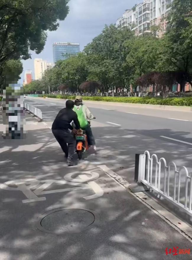 平台回应网约车司机拖拽乘客电动车 涉事司机已被永久下线